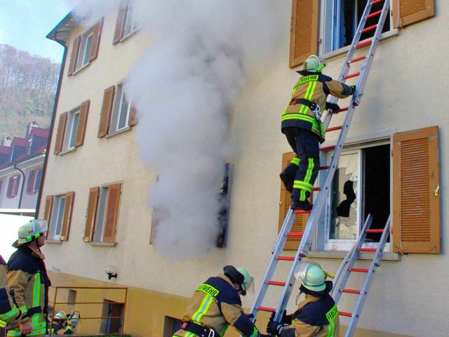 ber eine Leiter rettete die Feuerwehr drei Bewohner.   | Foto: Rolf Reimann