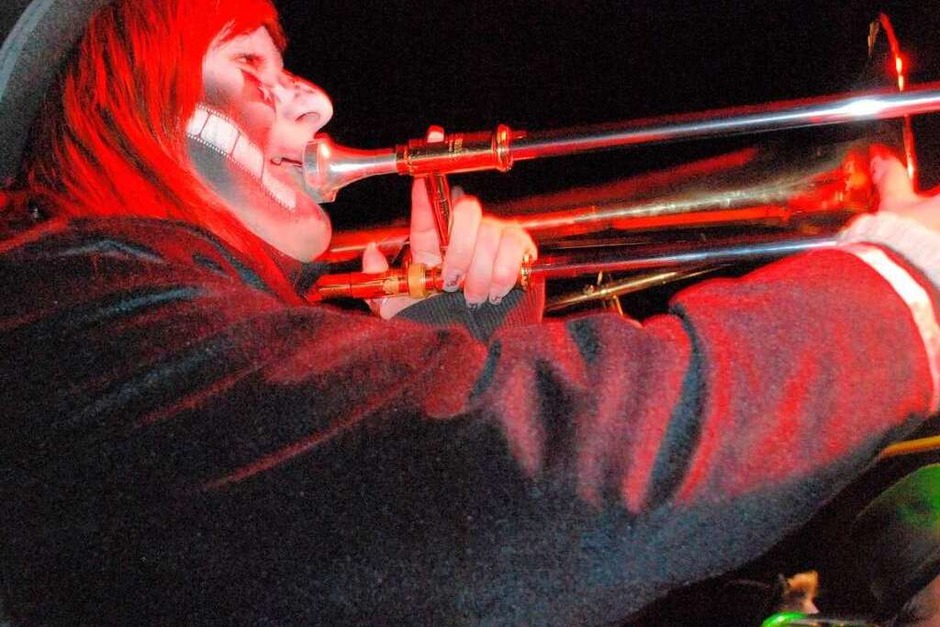 Die Narren feiern ein fröhliches Fest zu den schrägen Tönen von elf Guggemusiken aus Deutschland, der Schweiz und Liechtenstein (Foto: Maja Tolsdorf) Die Narren feiern ein fröhliches Fest zu den schrägen Tönen von elf Guggemusiken aus Deutschland, der Schweiz und Liechtenstein (Foto: Maja Tolsdorf)