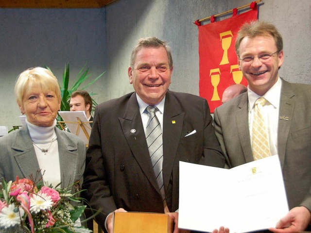 Rolf Hesse  bekam im Beisein seiner Fr... Brgermeister Dieter Hahn verliehen.   | Foto: Tanja Bury