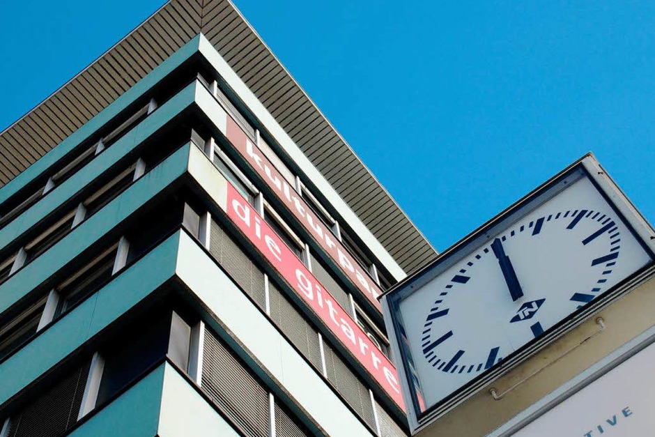 Hier geht derzeit nichts: Werbe-Uhr vor der Jazz & Rockschule Freiburg in der Haslacher Straße (Foto: Carlotta Huber) Hier geht derzeit nichts: Werbe-Uhr vor der Jazz & Rockschule Freiburg in der Haslacher Straße (Foto: Carlotta Huber)