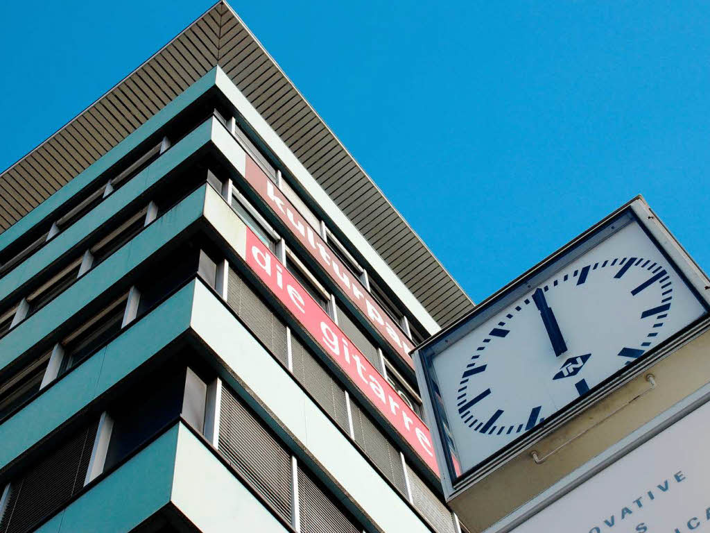 Hier geht derzeit nichts: Werbe-Uhr vor der Jazz & Rockschule Freiburg in der Haslacher Strae