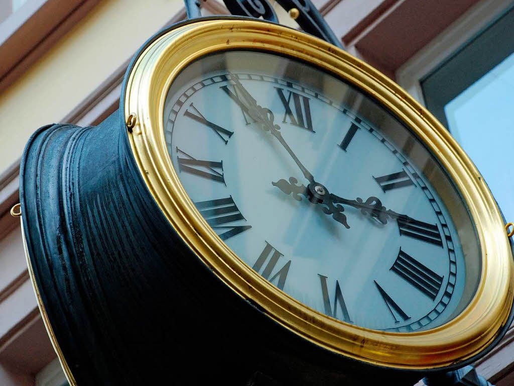 Rund 1 Minute nach geht die Uhr von einem Uhrmacher-Geschäft in der Rathausgasse Rund 1 Minute nach geht die Uhr von einem Uhrmacher-Geschäft in der Rathausgasse