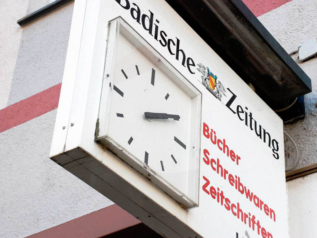 Geht leider 2 Minuten nach: Die "BZ-Uhr" an einem Schreibwarenladen in der Carl-Kistner-Strae