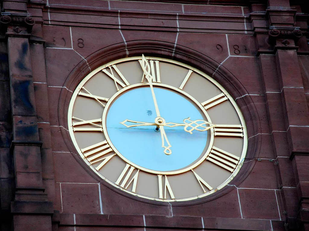 Die Uhr am Rathaus hinkt der Zeit um 1 Minute nach