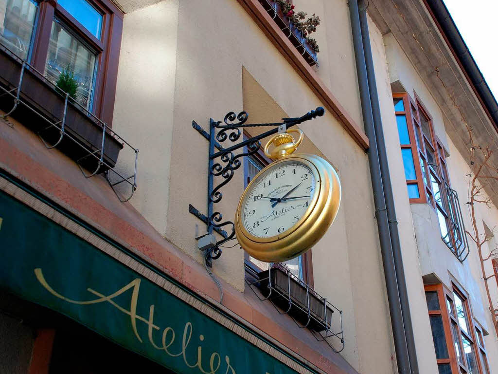 Przise wie ein Schweizer Uhrwerk luft der  Chronometer an einem Uhrengeschft in der Konviktstrae.