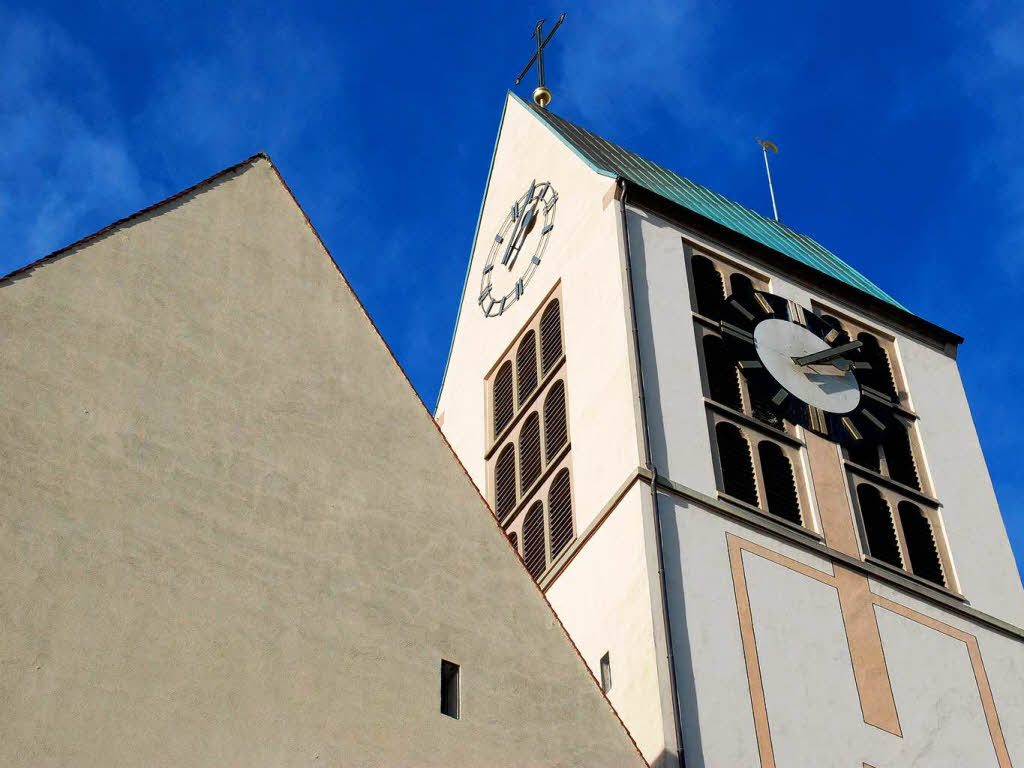 Geht eine Minute vor: die Turmuhr der Kirche St. Michael in Haslach