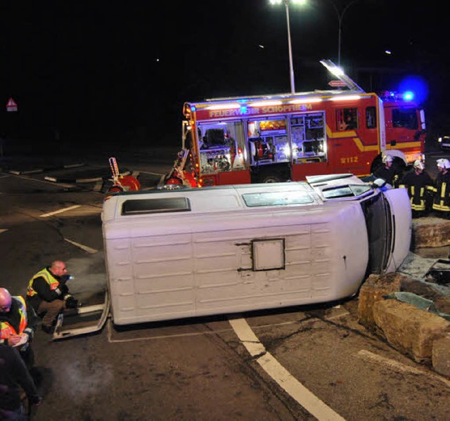 Die Feuerwehr holte den Fahrer aus dem am Kreisel  verunglckten Wagen.   | Foto: Dieter Schwble