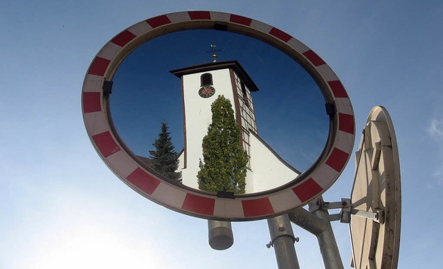 Im Mittelpunkt des Streits steht der Glockenturm von Memprechtshofen.  | Foto: lien