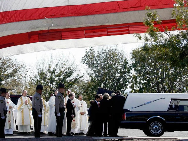 Trauerfeier mit Flagge: Eines der Todesopfer von Tucson wird hier begraben.   | Foto: dpa