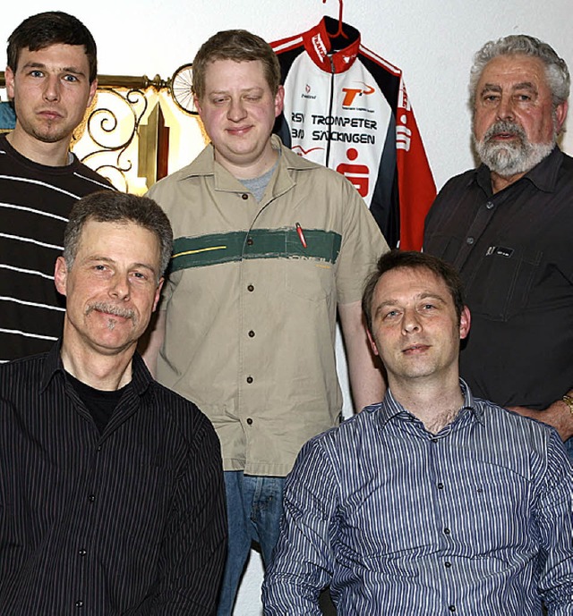 Ein neuer Vorstand beim Radsportverein...lich, rechts Beisitzer Gerhard Lber.   | Foto: frank linke