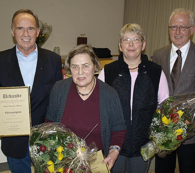 Hans-Dieter Strittmatter (rechts) erna..., Marion Donath bekam die Ehrengabe.    | Foto: KWB