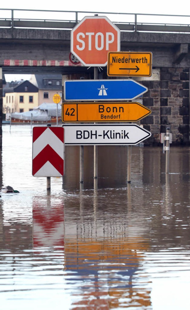 Die B42 in Vallendar  war am Sonntag  ...rflutet und fr den Verkehr gesperrt.   | Foto: dpa