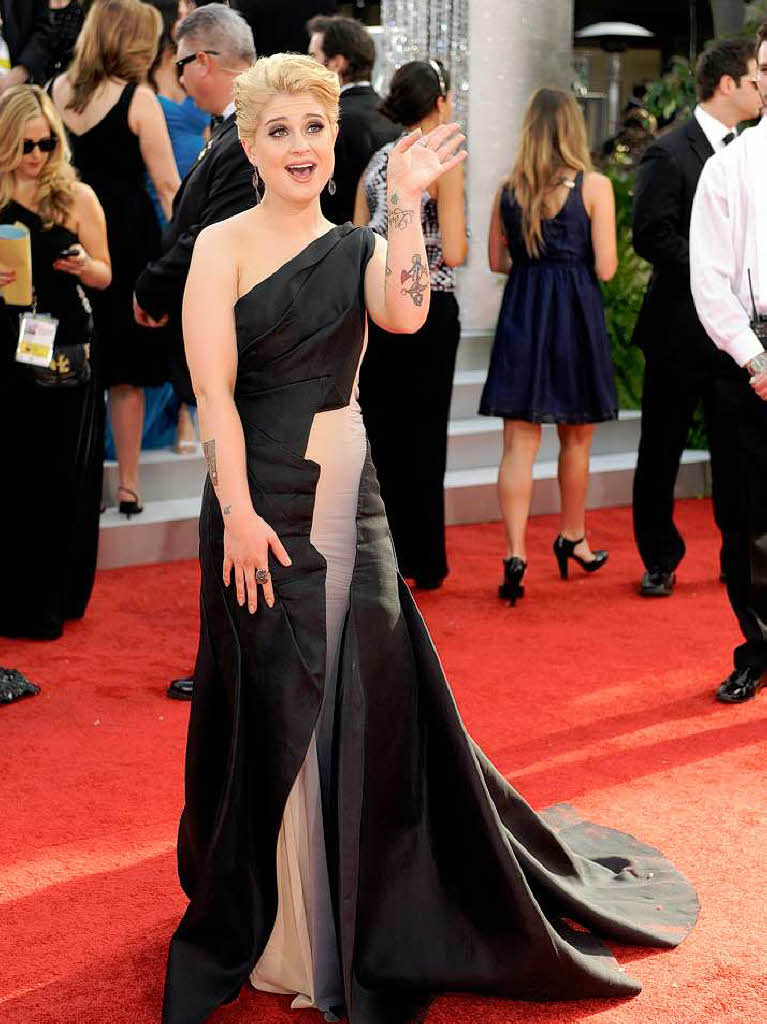 Sängerin Kelly OSbourne in doppellagiger Robe Sängerin Kelly OSbourne in doppellagiger Robe