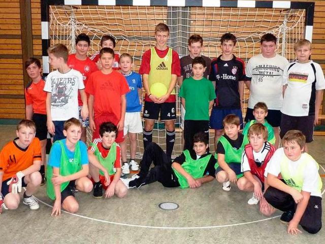 Die Jungs von der Sport-AG mit dem Fuball-Ass Julian Krber  | Foto: privat