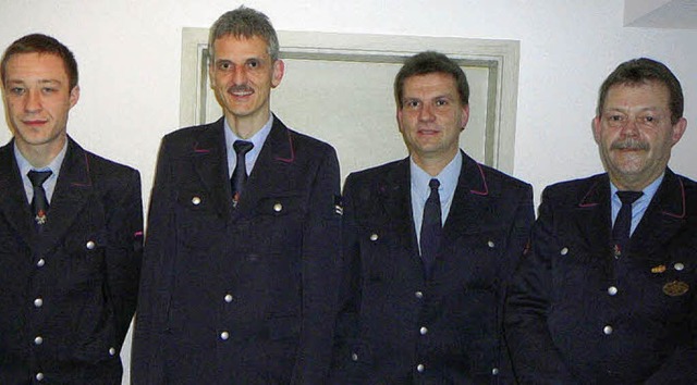 Mike Weber wurde zum Oberfeuerwehrmann...und Manfred Schmid (im Bild von links)  | Foto: Rolf Mck