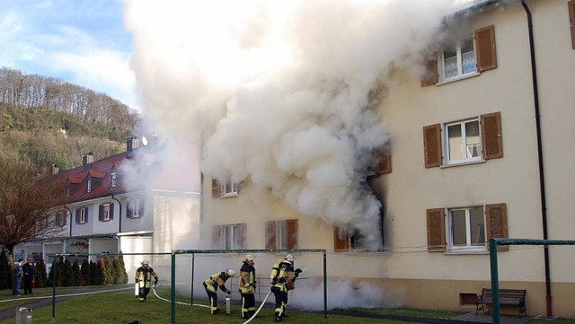 Aus dem Fenster der Brandwohnung dring...und auf lngere Zeit nicht bewohnbar.   | Foto: Polizei