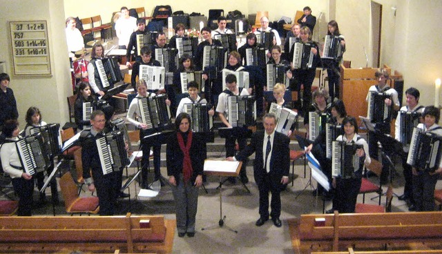 Die Virtuosen am Akkordeon  beim Konzert in der evangelischen Kirche.  | Foto: Anne Freyer