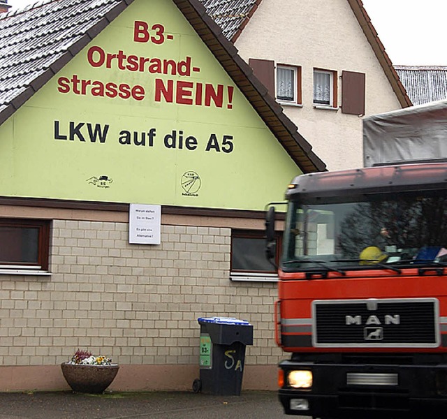 Schilder gegen die Ortsumfahrung gehr...ahren zum Straenbild von Schallstadt.  | Foto: BZ