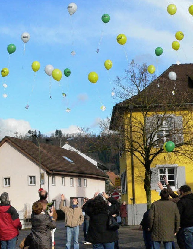Mit Gebetswnschen am Band stiegen am ...rg  Ballons der Hoffnung gen Himmel.    | Foto: Georg Diehl