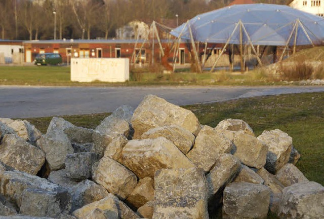 Die ersten Kalkquader aus der Fassade ...twerks lagern am Tutti-Kiesi-Gelnde.   | Foto: Ingrid Bhm-Jacob