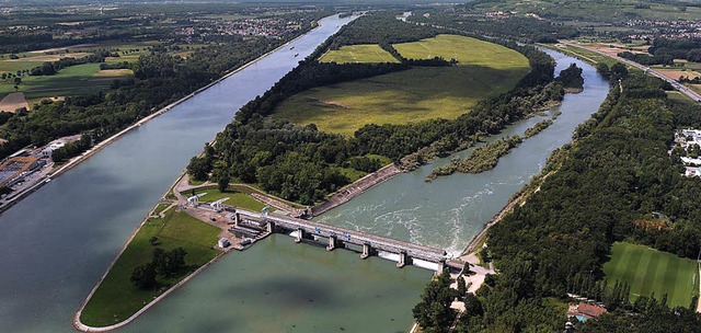 Das Stauwehr Mrkt mit Altrhein, Rhein...nks hinten dem Wasserkraftwerk Kembs.   | Foto: EDF