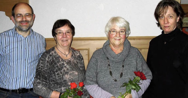 Mit Blumen und Geschenken  ehrte der C...5 Jahre) und Dirigentin Valerie  Nyre   | Foto: Siegfried Krex