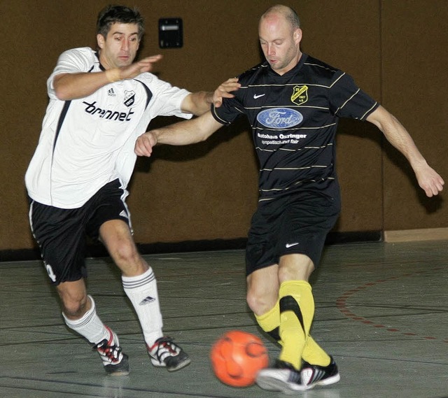 Jrgen Fien (l., FC Wehr II) bezwang b...llmer und den SV Schwrstadt mit 4:2.   | Foto: Neubert