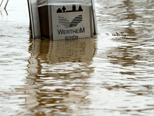 Ein Abfallbehlter mit der Aufschrift ...ner berfluteten Gasse der Innenstadt.  | Foto: dpa