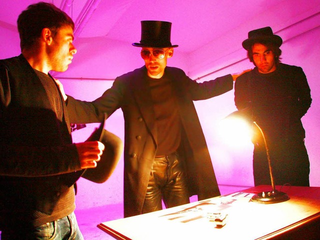 Drei Schauspieler, viele Rollen: Joche...ian Wetter, Camil Morariu (von links)   | Foto: promo