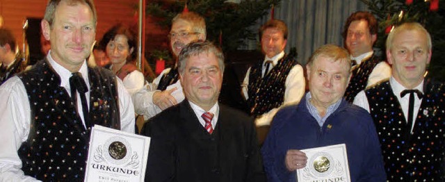 Verbandsprsident Bernhard Metzger (Zw...der Vereinsvorsitzende Dieter Geiger.   | Foto: Eberhard Gross