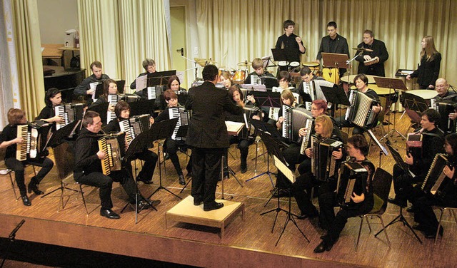 Das Erste Orchester der Harmonikafreun...m unter der Leitung von Franco Coali.   | Foto: Hans Jrgen Kugler