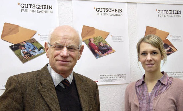 Direktor Bernhard Spth und die Anspre...8222;Gutschein fr ein Lcheln.&#8220;  | Foto: Ingrid Bhm-Jacob