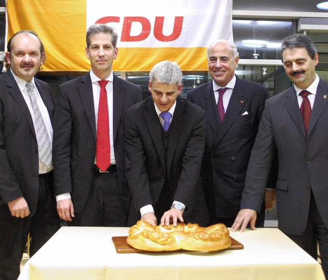 Beim Neujahrsempfang der CDU schnitten...dolf Fleischer und Bernhard Schtzle.   | Foto: Benjamin Bohn