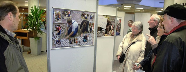 Die Pflastersteinaktion auf dem Marktp...adtseniorenrat und Marktplatz-Wirten. | Foto: Sylvia timm Die Pflastersteinaktion auf dem Marktp...adtseniorenrat und Marktplatz-Wirten. | Foto: Sylvia timm
