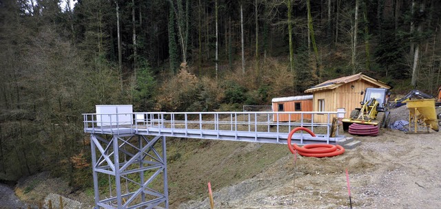 So gut wie fertig:  das neue  Rckhaltebecken am Fliederbach   | Foto: Volker Mnch