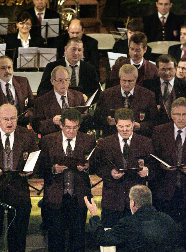 Stimmgewaltig: Die Mnnergesangsverein...abend in der Pfarrkirche St. Hilarius.  | Foto: Thilo Bergmann