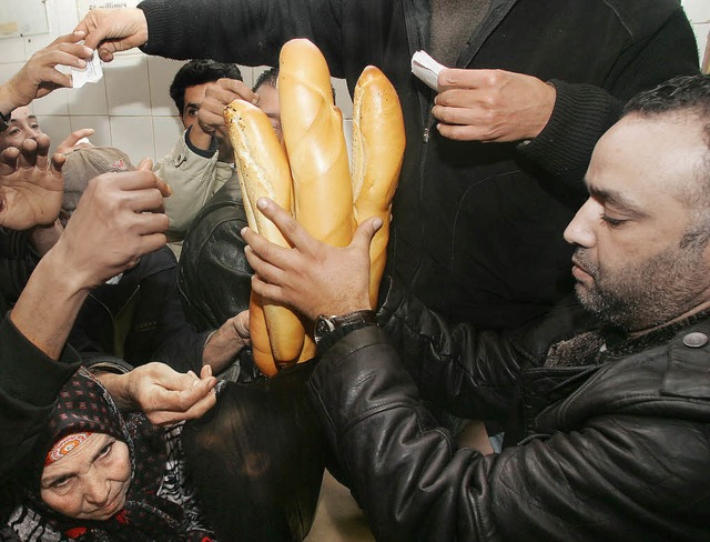 Andrang in einer Bckerei in Tunis: In...enen Tagen wurden Lebensmittel knapp.   | Foto: dpa