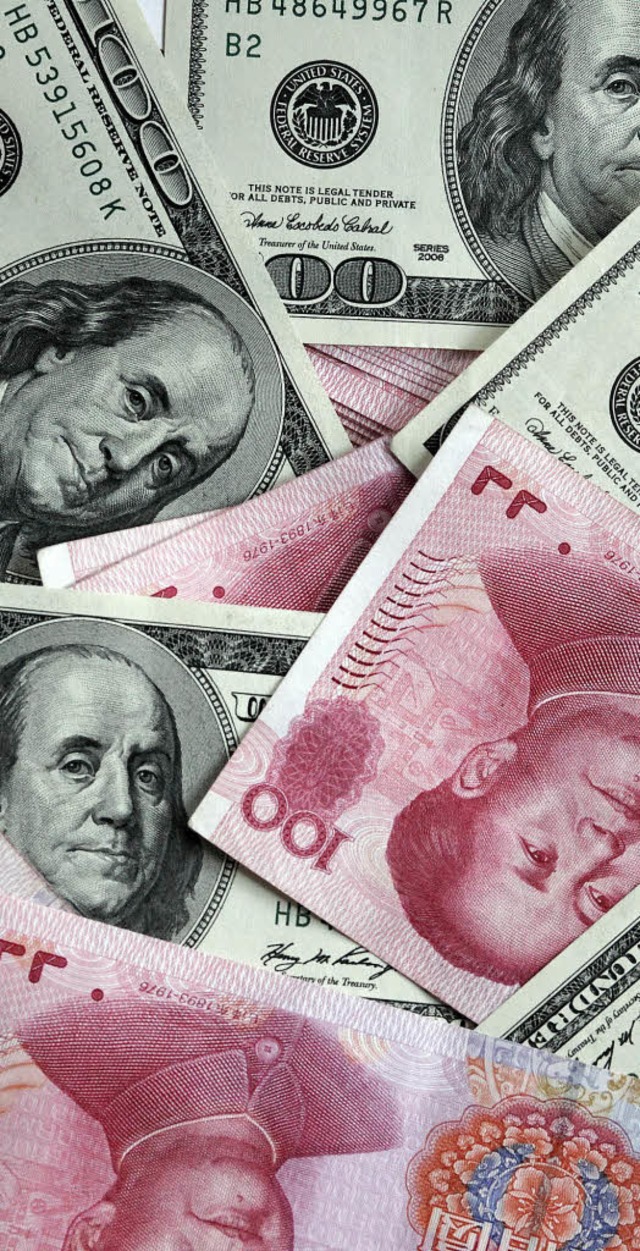 Yuan aus China (rot) und Dollar (grn) im Wettstreit  | Foto: dpa