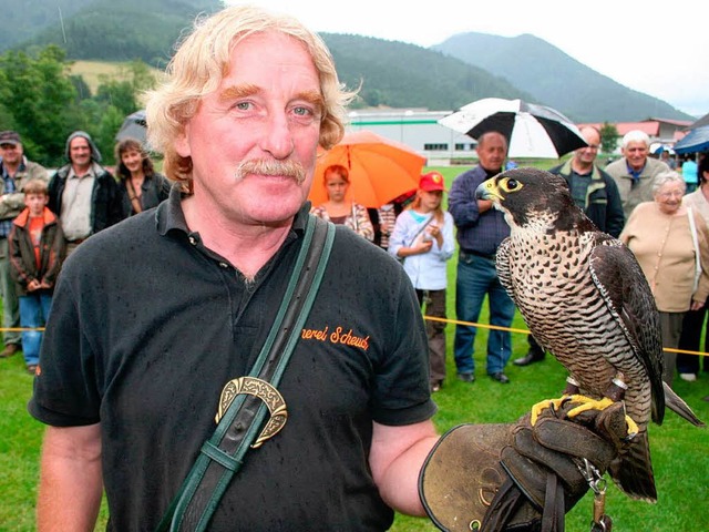 Falkner Heinz Werner Scheuch wird mit seinen Falken nach Tutschfelden umziehen.  | Foto: Karin Hei