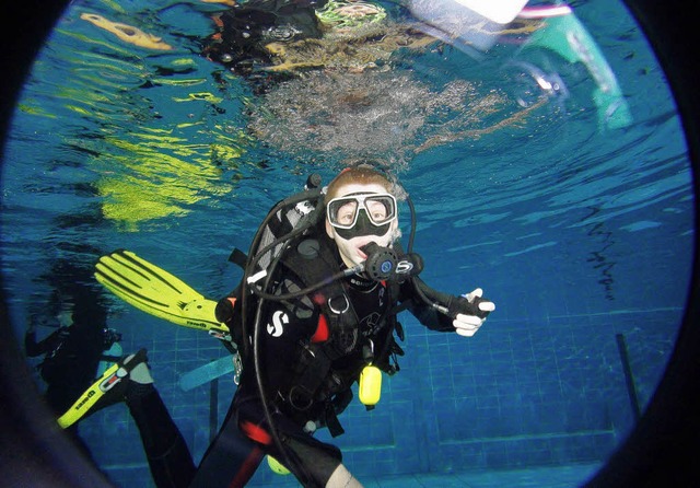 Der 14-jhrige Sascha strahlt beim Tauchkurs  in die Unterwasser-Kamera.  | Foto: Gnter Weinberg
