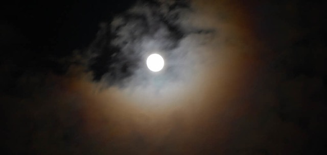 Wenn s das Mondlicht ber Sthlingen...in &#8222;Halo-Effekt&#8220; entsteht.  | Foto: Jutta Binner-Schwarz