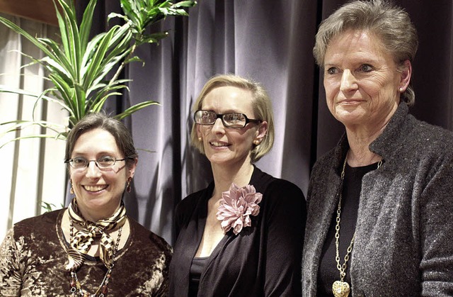 Ruth Zimmermann (von rechts) verabschi... als Mediathekleiterin Sonja Kuhlmann   | Foto: Gabriele Fssler
