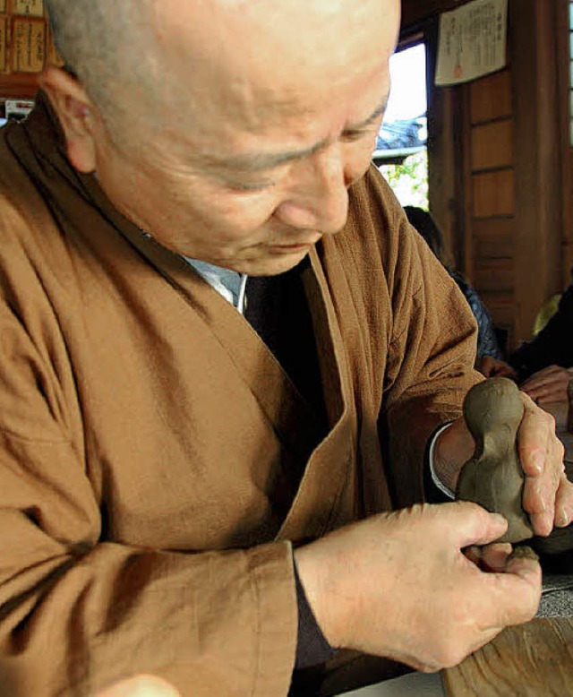Buddhismus fr Einsteiger: Matsuoka Shorei hilft ein bisschen nach.  | Foto: Jens Schmitz