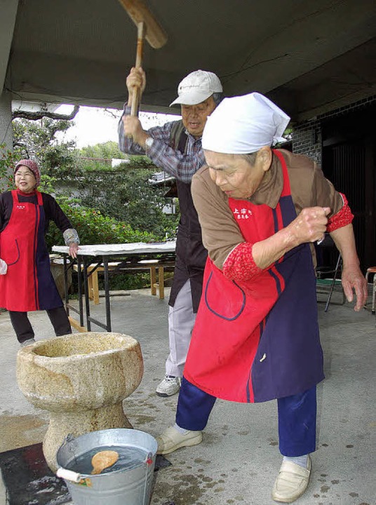 Wenn beim Reiskuchenmachen etwas daneb...ache für Shigekazu und Mariko Yoshida.  | Foto: Jens Schmitz