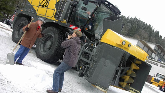 Kamera luft: Reporter Thomas Klingham...en auf die Schneeschaufel ausweichen.   | Foto: Kathrin Blum