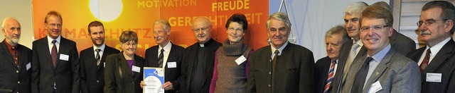 Freude ber den Umweltpreis: die Ausge...ental mit Erzbischof Zollitsch (Mitte)  | Foto: Bamberger