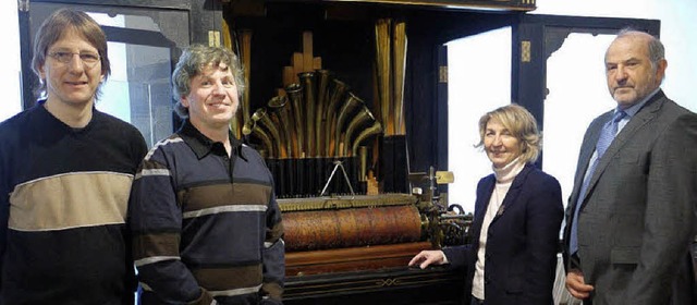 Verdient um &#8222;S&#8217; ewig Werkl...stellten das Instrument im Museum vor.  | Foto: Eberhard Weiss