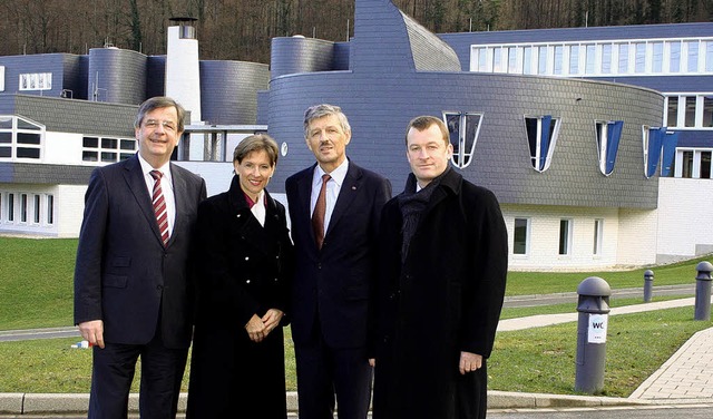 Finanzminister Willi Stchele (CDU), B...sche (CDU) vor der Dualen Hochschule.   | Foto: BZ