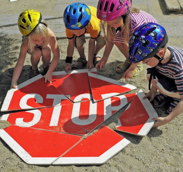 Stop: An der Verkehrserziehung  soll nicht gespart werden.   | Foto: dpa