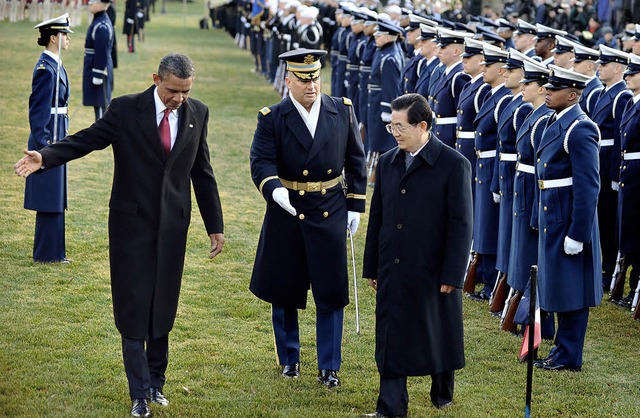 Freundlich weist US-Prsident Barack O...sischen Staatsgast Hu Jintao den Weg.   | Foto: afp